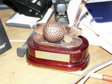Bürogolf Preis Pokal auf dem Schreibtisch